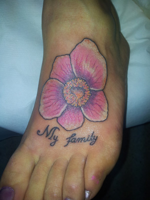 fiore colorato tatuaggio